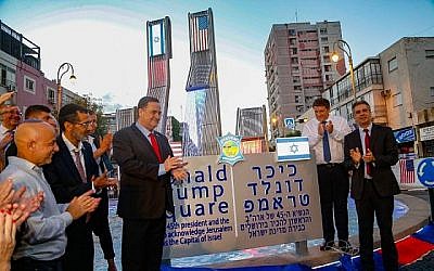 Le ministre des Affaires étrangères Israël Katz (à gauche avec la cravate rouge) et le ministre de l'Economie Eli Cohen (droite) à la cérémonie pour appeler une place de la ville de Petah Tikva en l'honneur du président américain Donald Trump, le 3 juillet 2019. (Roy Alima/Flash90)