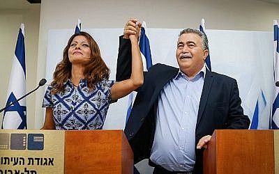 La présidente du parti Gesher, Orly Levy-Abekasis (à gauche), et le président du Parti travailliste, Amir Peretz, ont annoncé leur fusion aux élections de septembre, à Tel Aviv, le 18 juillet 2019. (Roy Alima / Flash90)