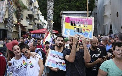 Des militants LGBT dénoncent la violence contre la communauté transgenre d'Israël à Tel Aviv, le 28 juillet 2019. (Flash90)