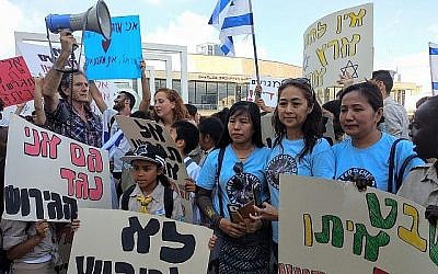 Des femmes avec le groupe de la communauté philippine Enfants unis d'Israël, qui ont aidé à organiser la manifestation contre les expulsions, à Tel Aviv le 24 juin 2019. (Melanie Lidman/Times of Israel)