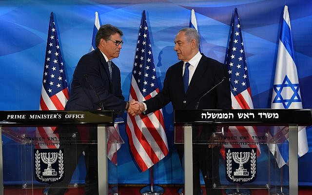Le Premier ministre Benjamin Netanyahu, à droite, rencontre le ministre américain de l'Energie Rick Perry à Jérusalem à Jérusalem, le 23 juillet 2019. (Haim Zach/GPO) Le Premier ministre Benjamin Netanyahu, à droite, rencontre le ministre américain de l'Energie Rick Perry à Jérusalem à Jérusalem, le 23 juillet 2019. (Haim Zach/GPO)
