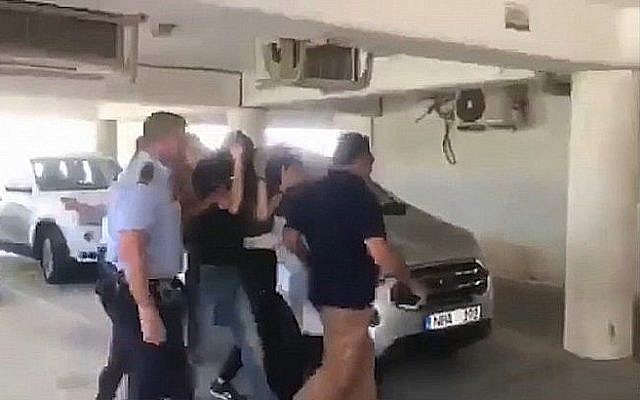 Capture d'écran d'une vidéo des suspects israéliens dans l'affaire présumée d'un viol collectif d'une touriste britannique à Chypre qui est emmené pour une audience de mise en détention à un tribunal chypriote, le 18 juillet 2019. (Walla) Capture d'écran d'une vidéo des suspects israéliens dans l'affaire présumée d'un viol collectif d'une touriste britannique à Chypre qui est emmené pour une audience de mise en détention à un tribunal chypriote, le 18 juillet 2019. (Walla)