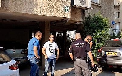 La police devant l'immeuble d'appartements à Bnei Brak où une femme a été poignardée à mort le 27 juillet 2019. (Capture d'écran: Ynet)