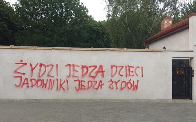 Le vandalisme sur un cimetière juif qui venait d'être rénové à Tarnow dans le sud de la Pologne, en juillet 2019. On peut lire sur le graffiti les "Juifs mangent les enfants. Jadowniki mange des Juifs". Jadowniki est un village à proximité. (Facebook/Natalia Gancarz/via JTA) Le vandalisme sur un cimetière juif qui venait d'être rénové à Tarnow dans le sud de la Pologne, en juillet 2019. On peut lire sur le graffiti les "Juifs mangent les enfants. Jadowniki mange des Juifs". Jadowniki est un village à proximité. (Facebook/Natalia Gancarz/via JTA)