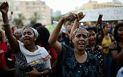 Des Israéliens d'origine éthiopienne et des manifestants protestent contre la violence policière et la discrimination à Tel Aviv, le 8 juillet 2019. (Tomer Neuberg/Flash90)