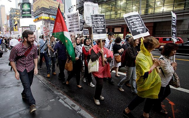 Des groupes palestiniens et juifs de gauche organisent une manifestation allant de Times Square vers le bâtiment des Nations unies à New York, le 15 septembre 2011, appelant à mettre un terme à l'aide américaine vers Israël et à soutenir le mouvement BDS contre Israël. (AP Photo/David Karp) Des groupes palestiniens et juifs de gauche organisent une manifestation allant de Times Square vers le bâtiment des Nations unies à New York, le 15 septembre 2011, appelant à mettre un terme à l'aide américaine vers Israël et à soutenir le mouvement BDS contre Israël. (AP Photo/David Karp)