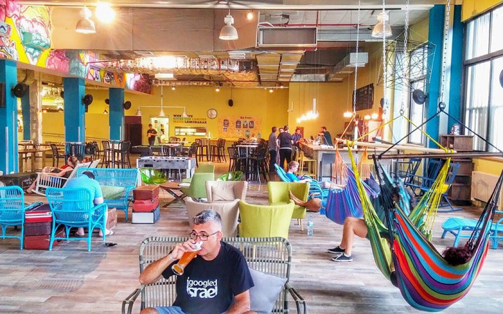 Le salon de l'Abraham Hostel, simple et accueillant, à Tel Aviv, troisième fleuron de la chaîne (Autorisation : Abraham Hostel)