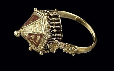Une bague de mariage cérémonie juif, avec écrit dessus "masel tov", fabriqué en or et en émail, du Trésor de Colmar, environ 1300-1347.  (Musée de Cluny – Musée national du Moyen Âge, RMN-Grand Palais/Art Resource, NY via Metropolitan Museum of Art/via JTA)