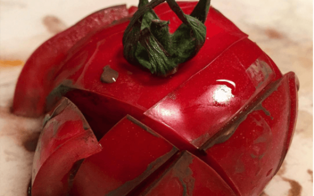Une tomate coupée en dés. (@eyaltomato sur Instagram) Une tomate coupée en dés. (@eyaltomato sur Instagram)