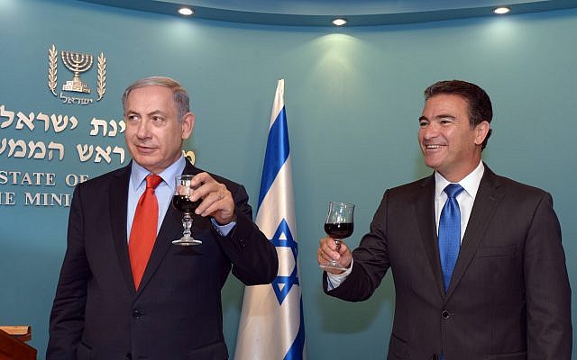 Yossi Cohen, droite, chef du Mossad, porte un toast avec le Premier ministre Benjamin Netanyahu, avant le nouvel an juif au bureau du Premier ministre à Jérusalem le 7 septembre 2015. (Haim Zach / GPO) Yossi Cohen, droite, chef du Mossad, porte un toast avec le Premier ministre Benjamin Netanyahu, avant le nouvel an juif au bureau du Premier ministre à Jérusalem le 7 septembre 2015. (Haim Zach / GPO)