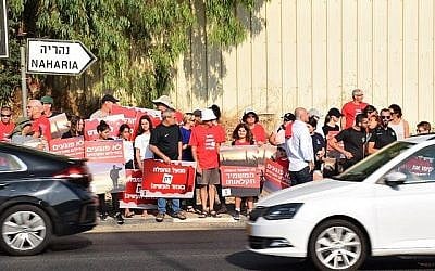 Une manifestation contre la construction d'une usine de dessalement sur la côte de la Galilée occidentale, le 30 juillet 2019. (Yuval Hadar)