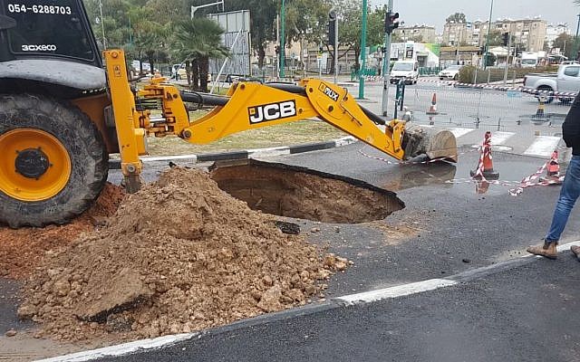 L'image d'un trou géant dans une route, le 14 janvier 2019, après la pluie. (Municipalité de Kiryat Yam) L'image d'un trou géant dans une route, le 14 janvier 2019, après la pluie. (Municipalité de Kiryat Yam)