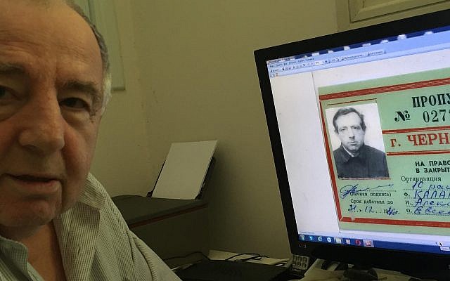 Le liquidateur de Tchernobyl, Alexander Kalentyrsky, ingénieur en construction qui a participé à la construction de la base en béton du sarcophage de Tchernobyl en 1986, chez lui à Bat Yam, le 26 juin 2019. Son ordinateur montre des documents datant de sa période de travail à Tchernobyl. (Times of Israel staff)