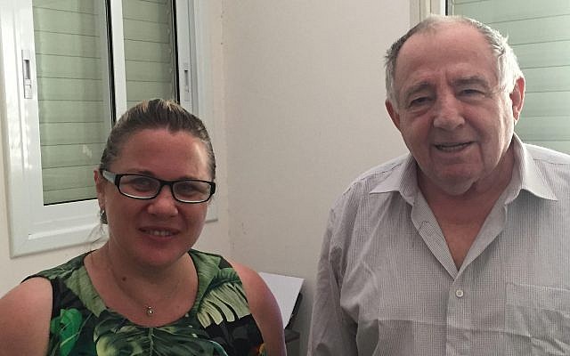 Alexander Kalentyrsky, ingénieur en construction qui a participé à la construction de la base en béton du sarcophage de Tchernobyl en 1986, chez lui à Bat Yam aux côtés de l'ancienne députée Ksenia Svetlova, le 26 juin 2019 (Times of Israel staff)