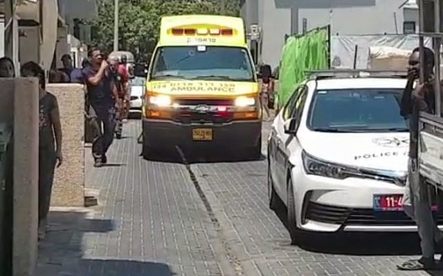 Le lieu de l'agression au couteau à proximité de l'auberge de jeunesse LGBT Beit Dror à Tel Aviv, le 26 juillet 2019.
(Capture d'écran: Channel 13) Le lieu de l'agression au couteau à proximité de l'auberge de jeunesse LGBT Beit Dror à Tel Aviv, le 26 juillet 2019.
(Capture d'écran: Channel 13)