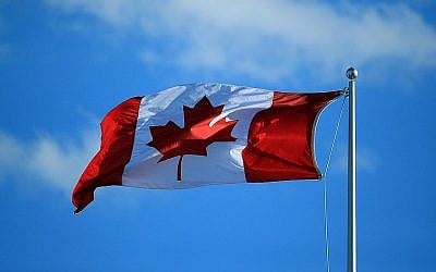 Un drapeau canadien flotte au vent à Toronto, Ontario, Canada, le 25 juillet 2016. (Vaughn Ridley/Getty Images/JTA)