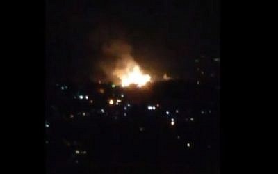 Une explosion près de Damas, le 1 juillet 2019, attribuée à Israël par la Syrie. (Crédit : Twitter) Une explosion près de Damas, le 1 juillet 2019, attribuée à Israël par la Syrie. (Crédit : Twitter)