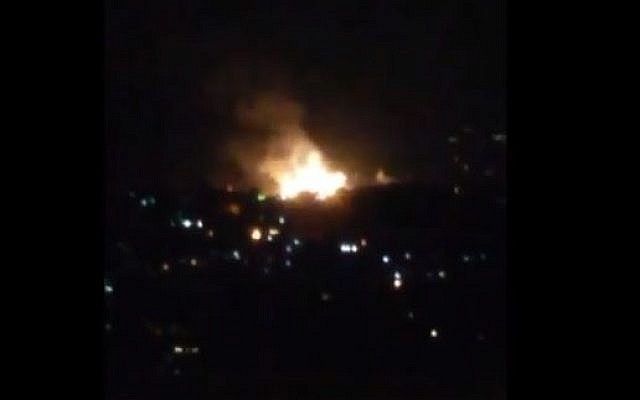 Une explosion près de Damas, le 1 juillet 2019, attribuée à Israël par la Syrie. (Crédit : Twitter) Une explosion près de Damas, le 1 juillet 2019, attribuée à Israël par la Syrie. (Crédit : Twitter)