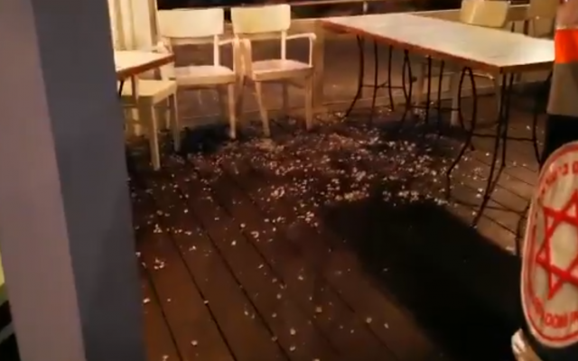 Une fenêtre tombée dans un restaurant Seatara de Tel Aviv, le 12 juillet 2019 (Crédit : capture écran via Channel 13)