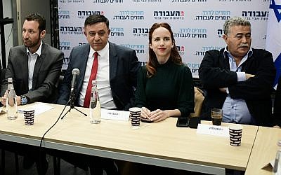De gauche à droite, Itzik Shmuli, Avi Gabbay, Stav Shafir et Amir Peretz, le dirigeant travailliste sortant, lors d'une réunion du Parti travailliste à Tel Aviv, le 13 février 2019. (Tomer Neuberg/Flash90)