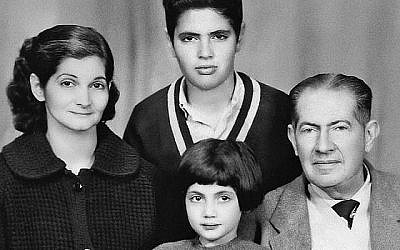 Lucette Lagnado, alors âgée de 6 ans, et sa famille dans un portrait de famille à la veille de leur exode d'Égypte dans les années 60. (Crédit : Lucettelagnado.com)