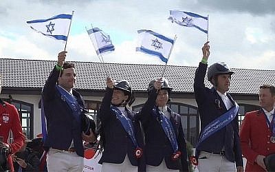 Capture d'écran d'une vidéo montrant l'équipe d'Israël, qui a gagné sa qualification à l'épreuve de CSO  des Jeux olympiques de Tokyo au parc Maxima, à Moscou, le 30 juin 2019 (Capture d'écran : YouTube)