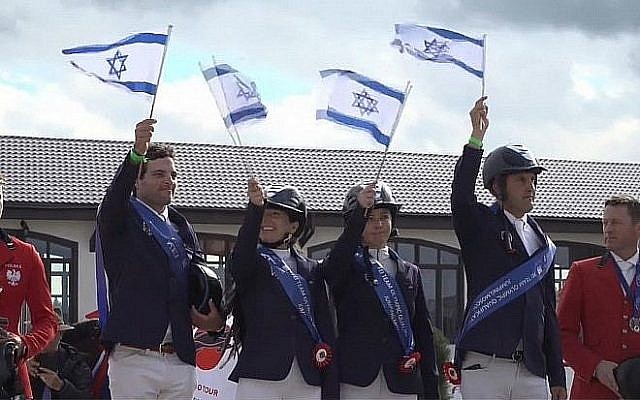 Capture d'écran d'une vidéo montrant l'équipe d'Israël, qui a gagné sa qualification à l'épreuve de CSO des Jeux olympiques de Tokyo au parc Maxima, à Moscou, le 30 juin 2019 (Capture d'écran : YouTube) Capture d'écran d'une vidéo montrant l'équipe d'Israël, qui a gagné sa qualification à l'épreuve de CSO des Jeux olympiques de Tokyo au parc Maxima, à Moscou, le 30 juin 2019 (Capture d'écran : YouTube)