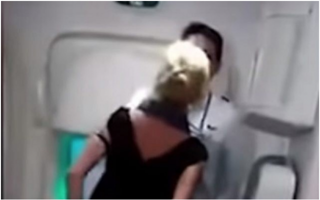 Capture d'écran d'une vidéo de la militante des droits et avocate internationale Simone O'Broin, lors d'une altercation sur un vol d'Air India. (YouTube) Capture d'écran d'une vidéo de la militante des droits et avocate internationale Simone O'Broin, lors d'une altercation sur un vol d'Air India. (YouTube)