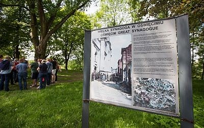 Site du prochain parc commémoratif où se trouvait la Grande Synagogue d'Oswiecim, en Pologne, en mai 2019. (Elan Kawesch/The Times of Israel)