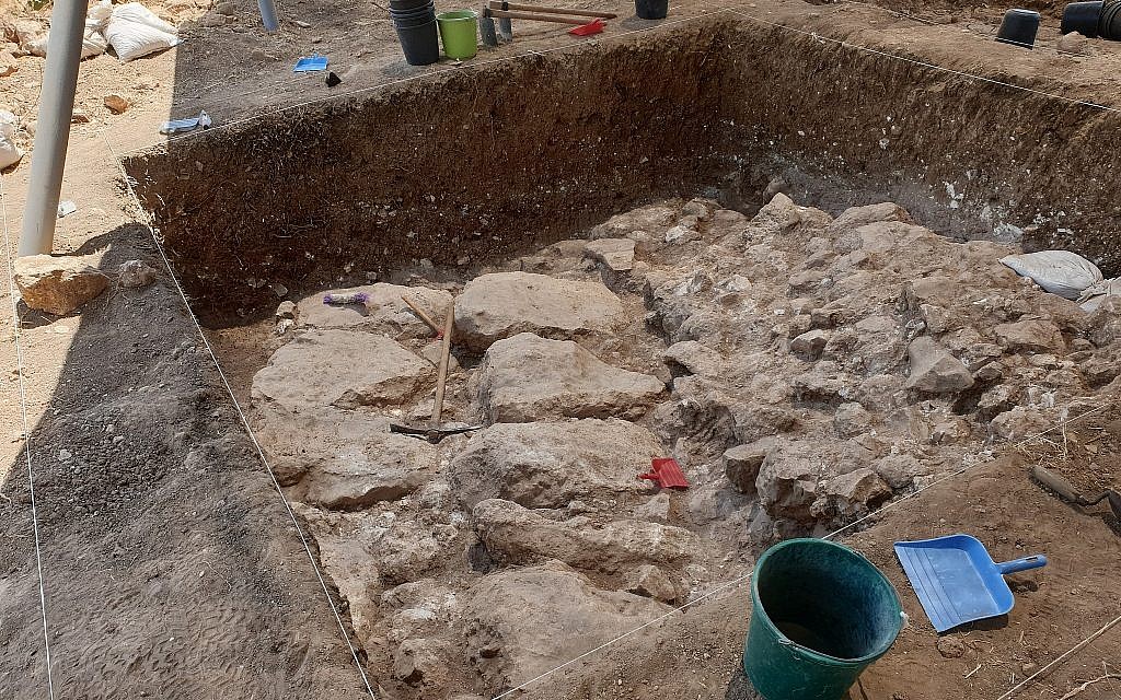 Vue des fortifications du début de l'âge de pierre de Gath (Crédit : Aren Maeir/Tell es-Safi/Gath Archaeological Project)