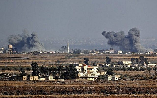 A titre d'illustration : Une photo prise le 26 juillet 2018, près du kibboutz Ein Zivan, sur le plateau du Golan israélien, montre de la fumée s'élevant de l'autre côté de la frontière syrienne à la suite des attaques aériennes menées dans la province de Quneitra, au sud du pays par le gouvernement syrien, lors d'une offensive. (AFP Photo/Jack Guez)