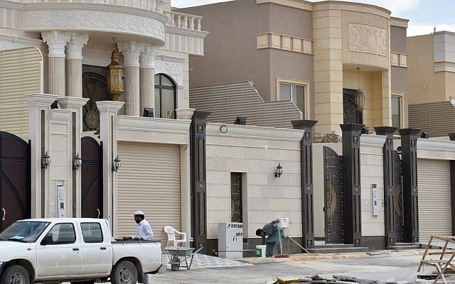 Des ouvriers étrangers travaillent à la construction d'une maison dans la capitale saoudienne, Riyad, le 13 avril 2019. (FAYEZ NURELDINE / AFP) Des ouvriers étrangers travaillent à la construction d'une maison dans la capitale saoudienne, Riyad, le 13 avril 2019. (FAYEZ NURELDINE / AFP)