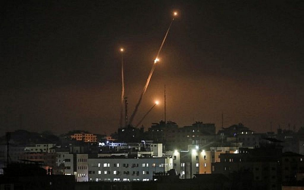 Une photo prise dans la ville de Gaza le 5 mai 2019 montre des tirs de roquettes sur Israël. (Crédit : Mahmud Hams/AFP)