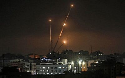 Une photo prise dans la ville de Gaza le 5 mai 2019 montre des tirs de roquettes sur Israël. (Crédit : Mahmud Hams/AFP) Une photo prise dans la ville de Gaza le 5 mai 2019 montre des tirs de roquettes sur Israël. (Crédit : Mahmud Hams/AFP)