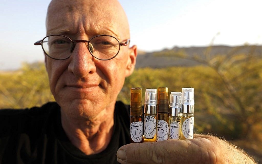 L'agriculteur israélien Guy Erlich montre des ampoules d'huiles d'encens extraites des plantes et d'arbres de l'implantation d'Almog, le 28 mai 2019. (Crédit : MENAHEM KAHANA / AFP) L'agriculteur israélien Guy Erlich montre des ampoules d'huiles d'encens extraites des plantes et d'arbres de l'implantation d'Almog, le 28 mai 2019. (Crédit : MENAHEM KAHANA / AFP)
