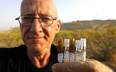 L'agriculteur israélien Guy Erlich montre des ampoules d'huiles d'encens extraites des plantes et d'arbres de l'implantation d'Almog, le 28 mai 2019. (Crédit : MENAHEM KAHANA / AFP) L'agriculteur israélien Guy Erlich montre des ampoules d'huiles d'encens extraites des plantes et d'arbres de l'implantation d'Almog, le 28 mai 2019. (Crédit : MENAHEM KAHANA / AFP)