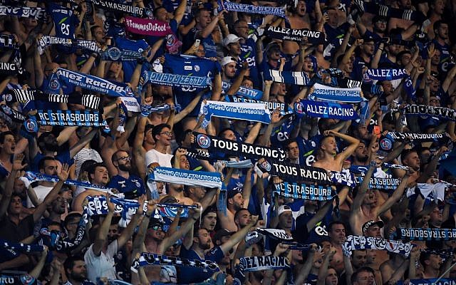 Les supporters strasbourgeois encouragent leur équipe lors du match de football du tour préliminaire de l'UEFA Europa League, le 25 juillet 2019. (PATRICK HERTZOG / AFP) Les supporters strasbourgeois encouragent leur équipe lors du match de football du tour préliminaire de l'UEFA Europa League, le 25 juillet 2019. (PATRICK HERTZOG / AFP)