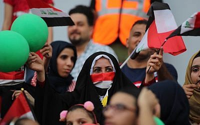 Une supportrice irakienne regarde le match Irak-Liban au stade de Kerbala, le 30 juillet 2019. (Crédit : AHMAD AL-RUBAYE / AFP)
