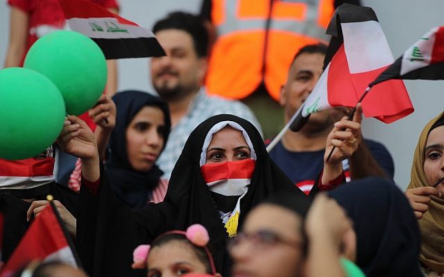 Une supportrice irakienne regarde le match Irak-Liban au stade de Kerbala, le 30 juillet 2019. (Crédit : AHMAD AL-RUBAYE / AFP)