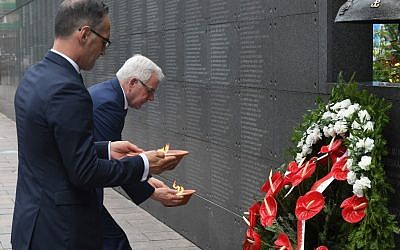 Le ministre des Affaires étrangères allemand  Heiko Maas (g) et son homologue polonais Jacek Czaputowicz marque les 75ans de l'Insurréction de Varsovie visit to Museum of the Warsaw Uprising, marking the 75th anniversary on August 1, 2019 (Photo by Janek SKARZYNSKI / AFP)