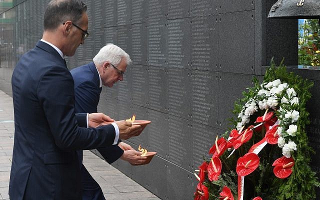 Le ministre des Affaires étrangères allemand Heiko Maas (g) et son homologue polonais Jacek Czaputowicz marque les 75ans de l'Insurréction de Varsovie visit to Museum of the Warsaw Uprising, marking the 75th anniversary on August 1, 2019 (Photo by Janek SKARZYNSKI / AFP) Le ministre des Affaires étrangères allemand Heiko Maas (g) et son homologue polonais Jacek Czaputowicz marque les 75ans de l'Insurréction de Varsovie visit to Museum of the Warsaw Uprising, marking the 75th anniversary on August 1, 2019 (Photo by Janek SKARZYNSKI / AFP)