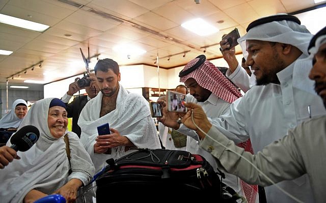 Les familles des victimes de la tuerie de la mosquée de Christchurch, en mars 2019, arrivent à l'aéroport de Jeddah, pour pèleriner à la Mecque, le 2 août 2019.( Crédit : Amer HILABI / AFP)