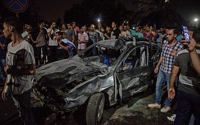 Une voiture brûlée après une collision meurtrière qui a fait 20 morts au Caire, le 4 août 2019. (Crédit : Aly FAHIM / AFP)