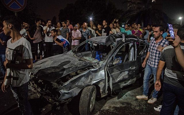 Une voiture brûlée après une collision meurtrière qui a fait 20 morts au Caire, le 4 août 2019. (Crédit : Aly FAHIM / AFP)