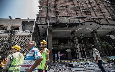 Des Egyptiens devant l'Institut de Cancer du Caire, après une collision qui a fait 20 morts, le 5 août 2019. (Crédit : Khaled DESOUKI / AFP)