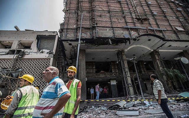 Des Egyptiens devant l'Institut de Cancer du Caire, après une collision qui a fait 20 morts, le 5 août 2019. (Crédit : Khaled DESOUKI / AFP) Des Egyptiens devant l'Institut de Cancer du Caire, après une collision qui a fait 20 morts, le 5 août 2019. (Crédit : Khaled DESOUKI / AFP)