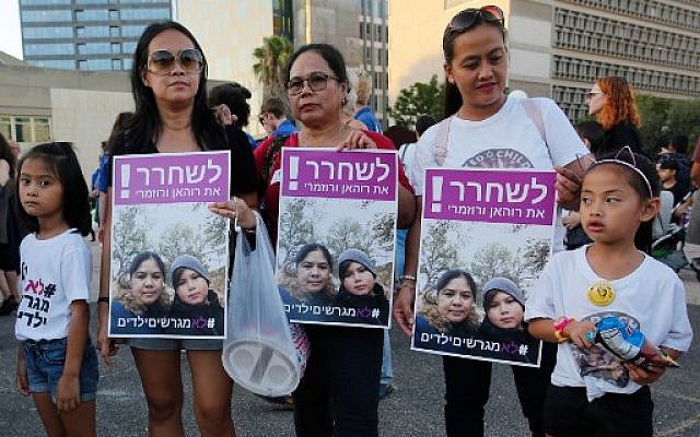Des enfants philippins et leurs mères brandissent un panneau sur lequel on peut lire : "libérer la mère philippine et son fils" durant une manifestations contre l'expulsion des travailleurs étrangers à Tel Aviv, le 6 août 2019. (Crédit : Gil COHEN-MAGEN / AFP) Des enfants philippins et leurs mères brandissent un panneau sur lequel on peut lire : "libérer la mère philippine et son fils" durant une manifestations contre l'expulsion des travailleurs étrangers à Tel Aviv, le 6 août 2019. (Crédit : Gil COHEN-MAGEN / AFP)