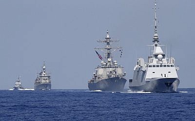 Lla frégate française FREMM Auvergne (D), l'US Navy USS Donald Cook (C) et la frégate grecque HS Aigaion (G) lors d'un exercice naval international organisé par la marine israélienne en mer Méditerranée , le 7 août 2019. (Crédit : AFP/JACK GUEZ)