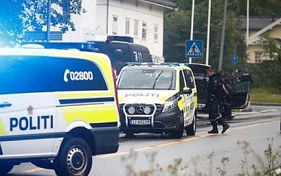 Une photo prise le 10 août 2019 montre des véhicules de police près de la mosquée du centre islamique Al-Noor où un homme armé a lancé une fusillade dans la ville de Baerum, dans la banlieue d'Oslo. (Crédit :  Terje Pedersen / NTB Scanpix / AFP)