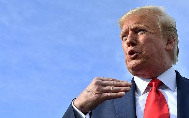 Le président américain Donald Trump parle à la presse avant d'embarquer sur Air Force One à l'aéroport municipal de Morristown, dans le New Jersey, le 15 août 2019 (Crédit : Nicholas Kamm / AFP) Le président américain Donald Trump parle à la presse avant d'embarquer sur Air Force One à l'aéroport municipal de Morristown, dans le New Jersey, le 15 août 2019 (Crédit : Nicholas Kamm / AFP)